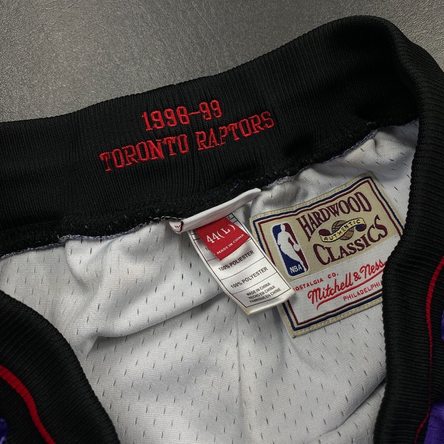 100% Authentic 98 99 Toronto Raptors Mitchell & Ness Pockets Shorts Size L 44