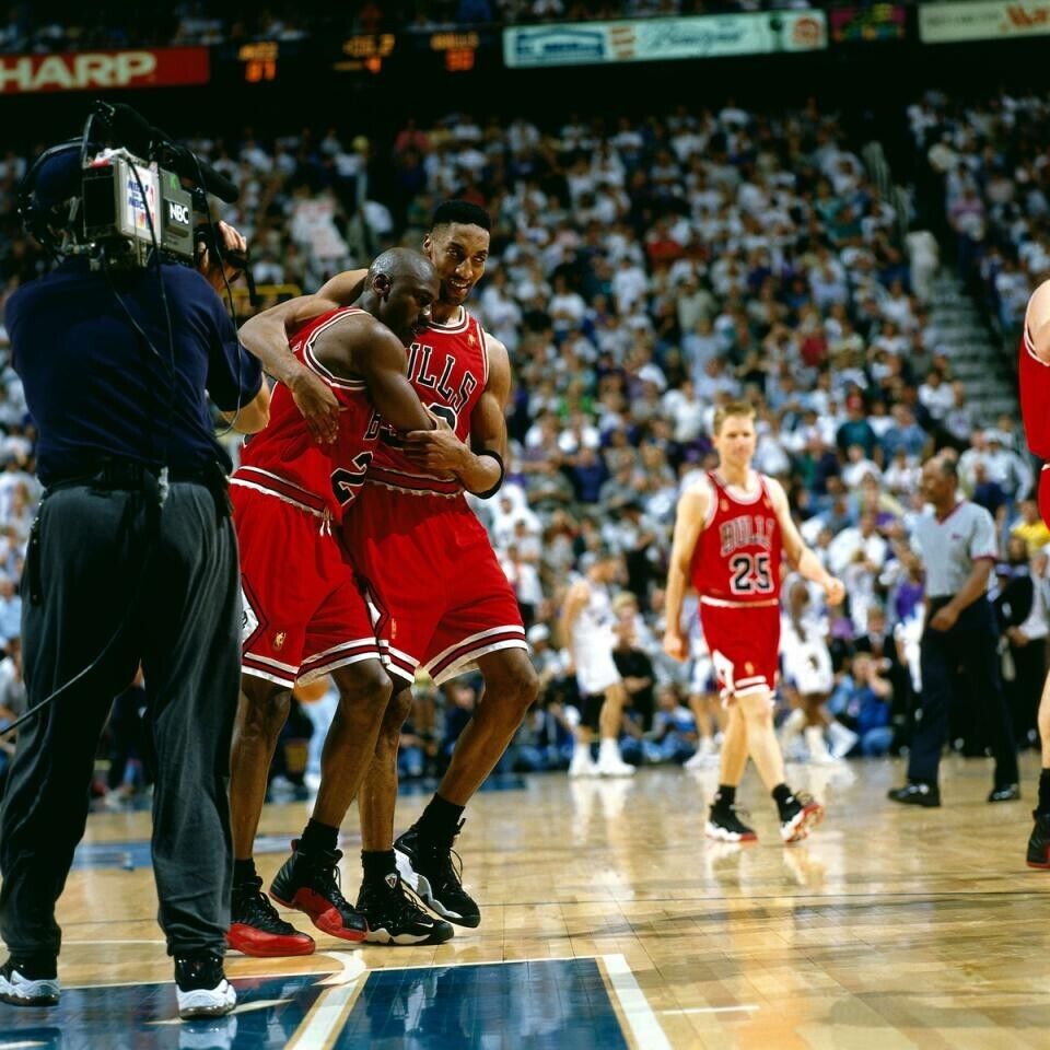 100% Authentic Michael Jordan Mitchell Ness 96 97 Flu Game Bulls Jersey 44 L