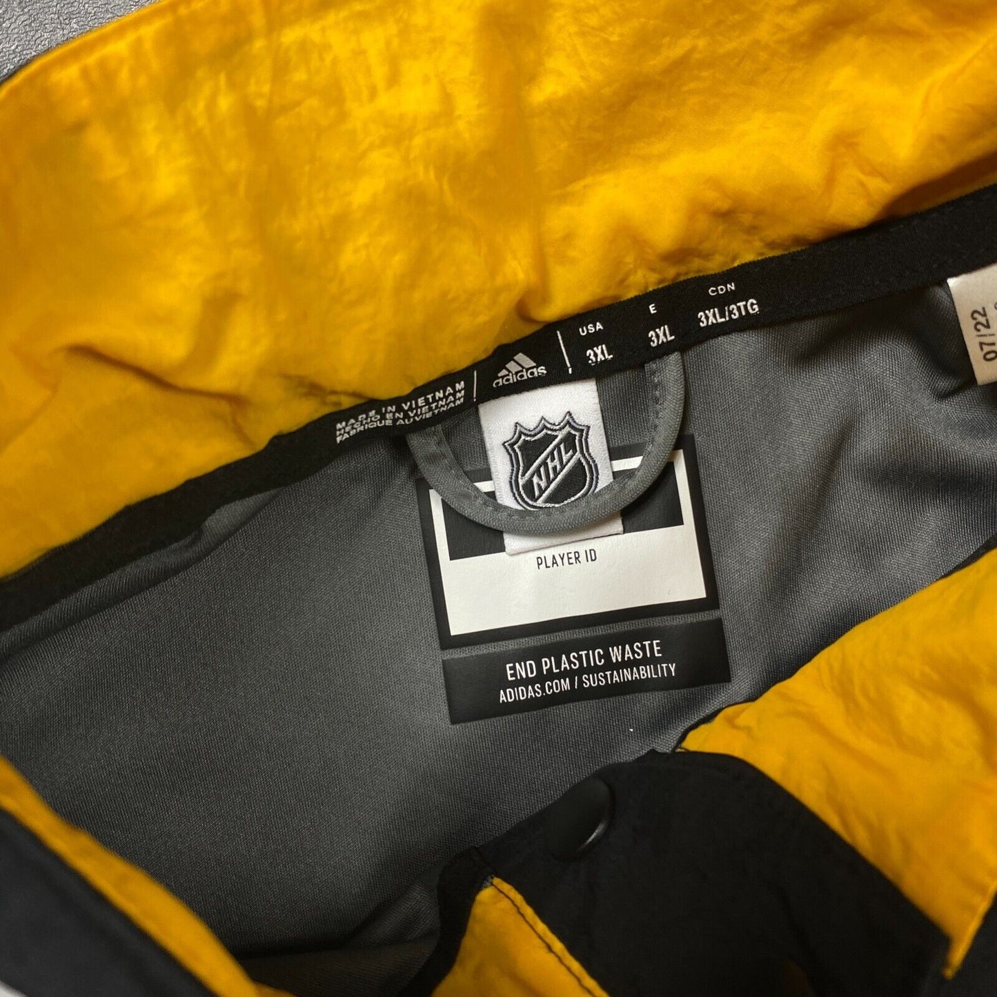 100% Authentic Pittsburgh Penguins Vintage Adidas Reverse Retro Jacket Size 3XL