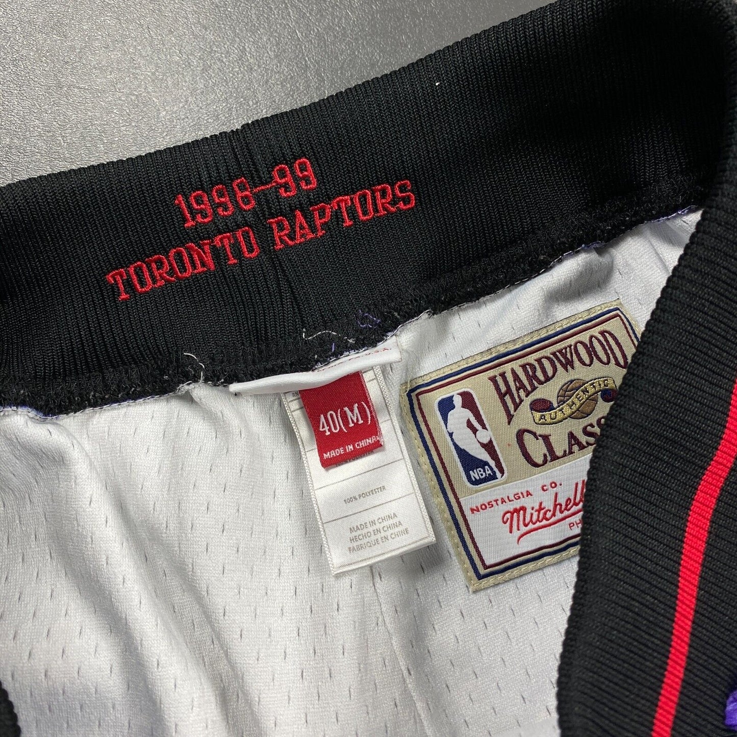 100% Authentic 98 99 Toronto Raptors Mitchell & Ness Shorts Size M 40 Mens