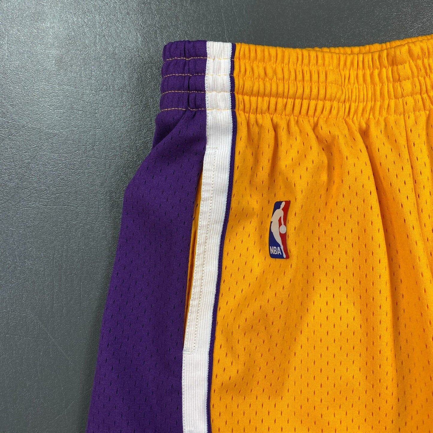 100% Authentic Los Angeles Lakers Mitchell Ness Shorts M 40 Mens - kobe bryant