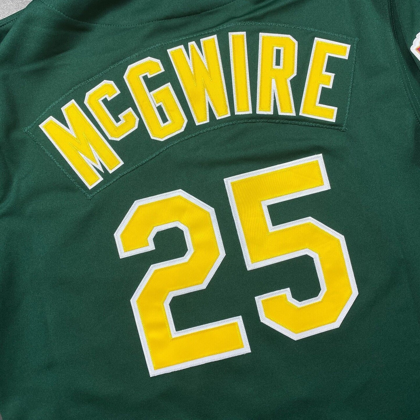 100% Authentic Mark McGwire Mitchell Ness 1997 Oakland Athletics Jersey 44 L Men