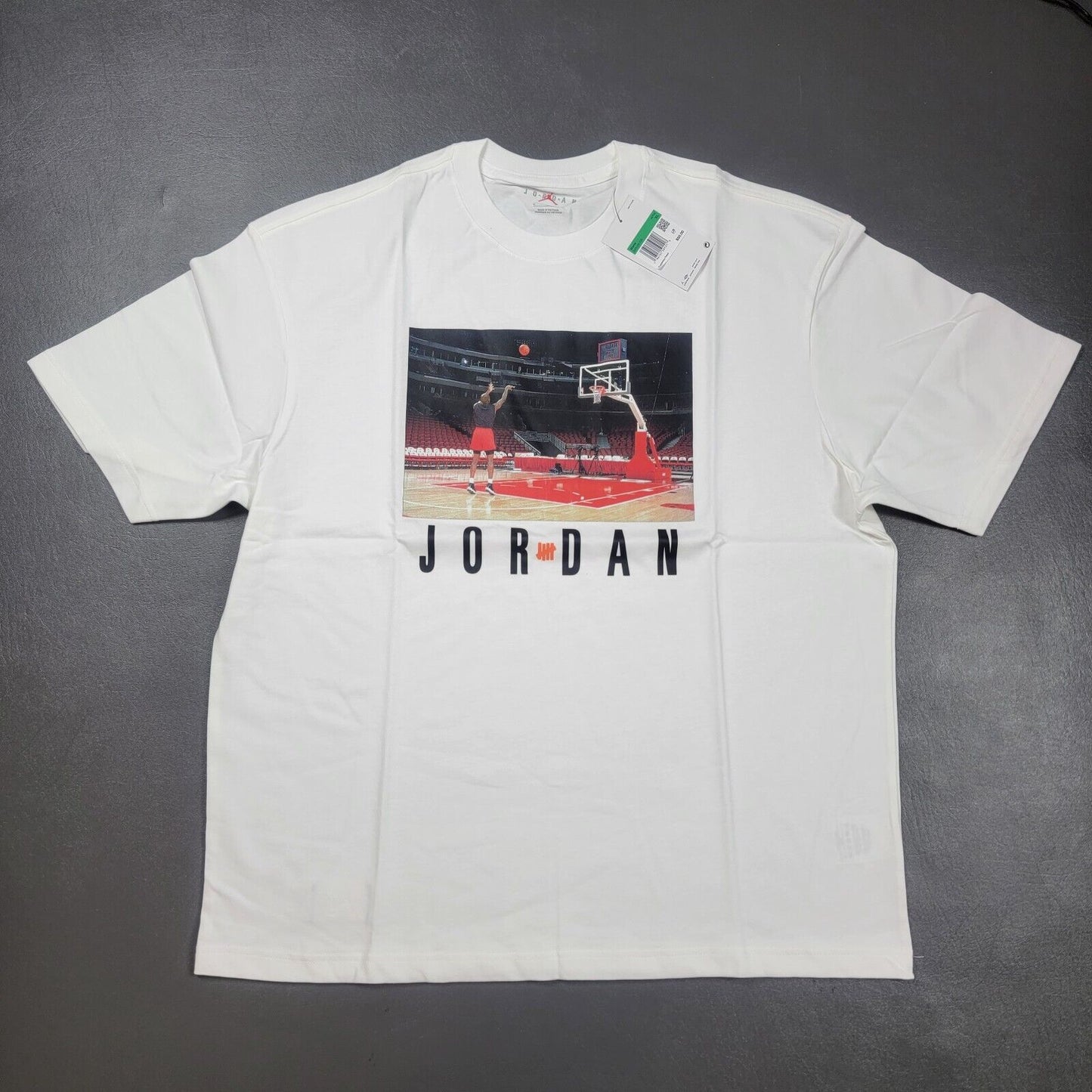 100% Authentic Michael Jordan x Undefeated T-Shirt Size XL Mens