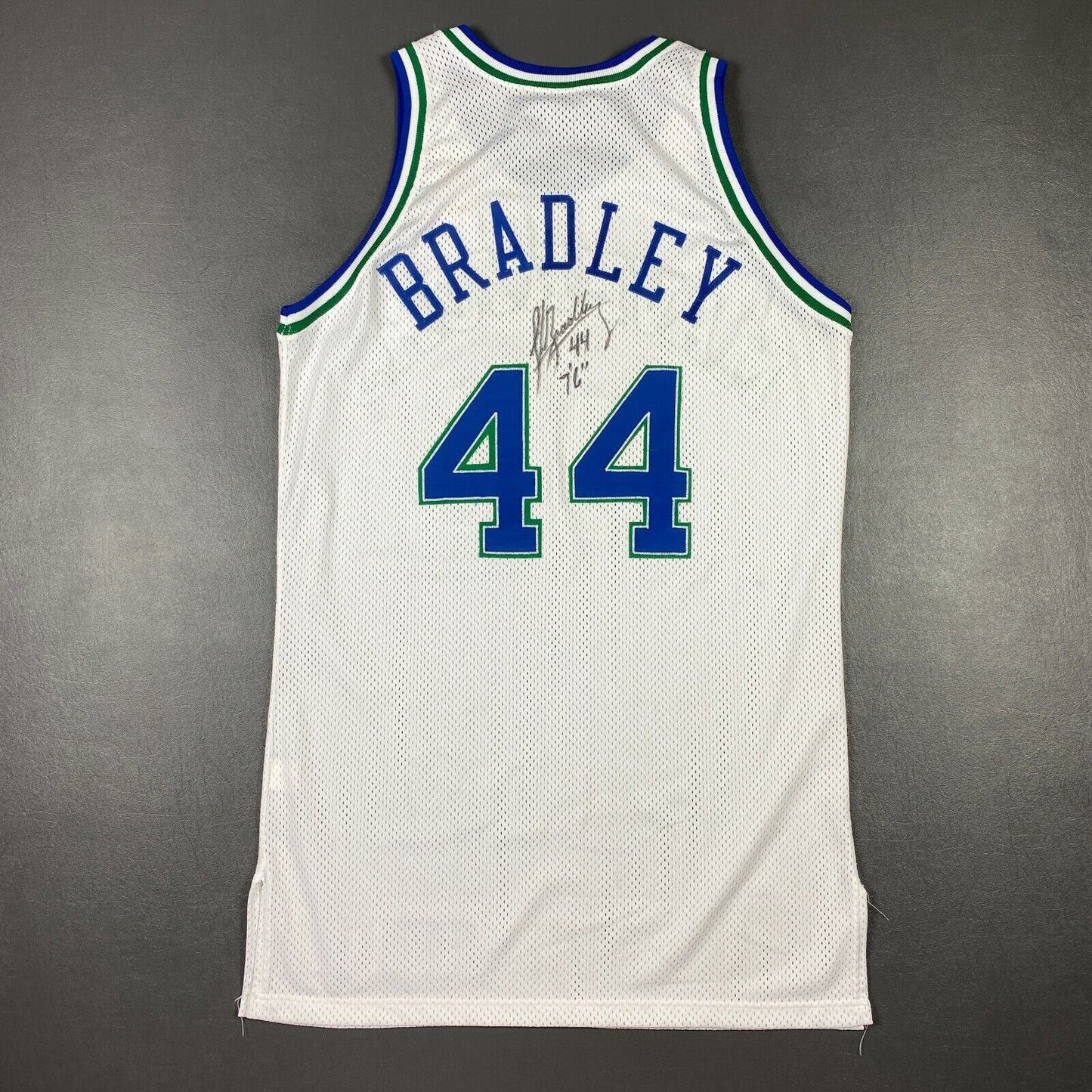 100% Authentic Shawn Bradley 96 97 Mavericks Game Worn Autographed Jersey Mears