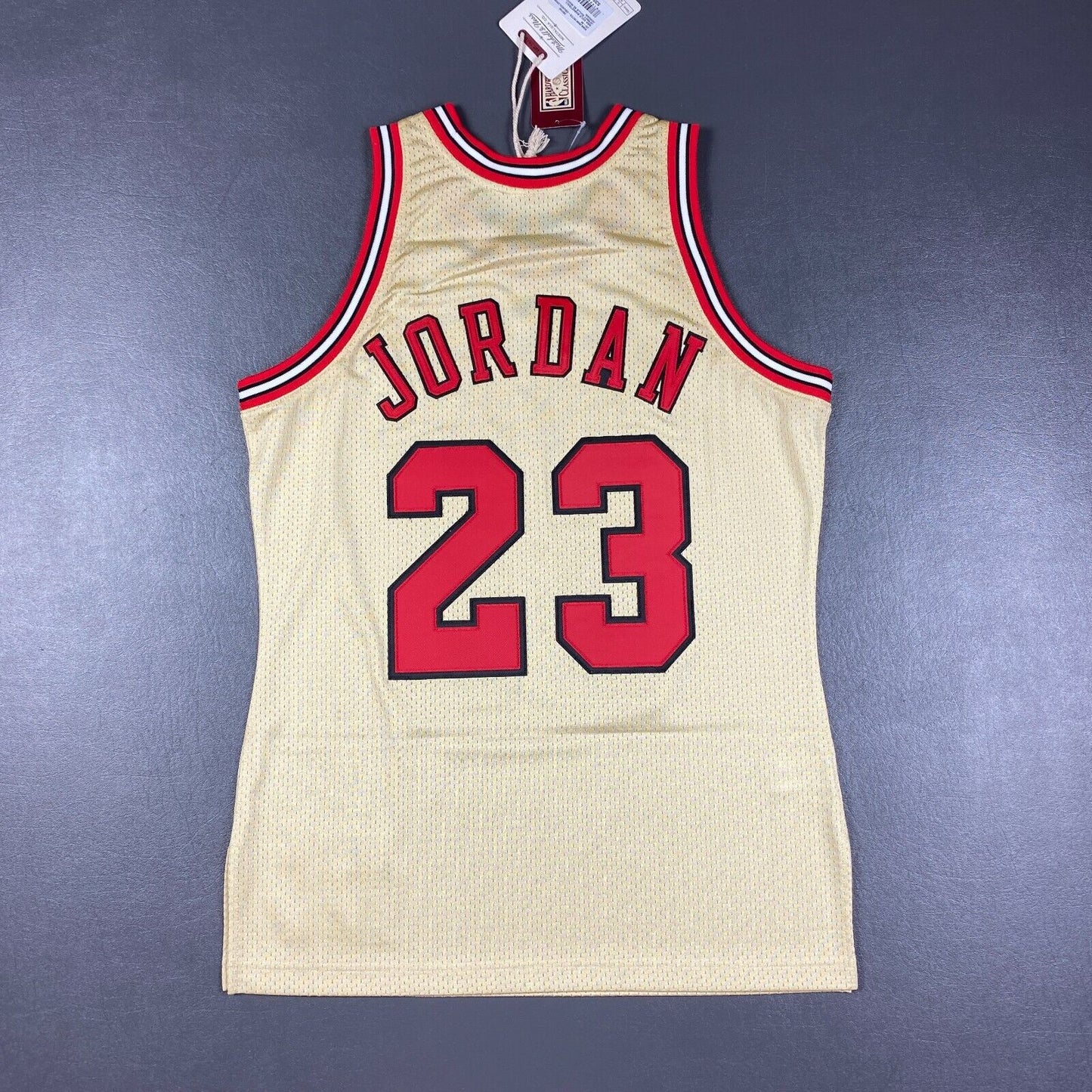 100% Authentic Michael Jordan Mitchell & Ness 95 96 Gold Bulls Jersey Size 40 M