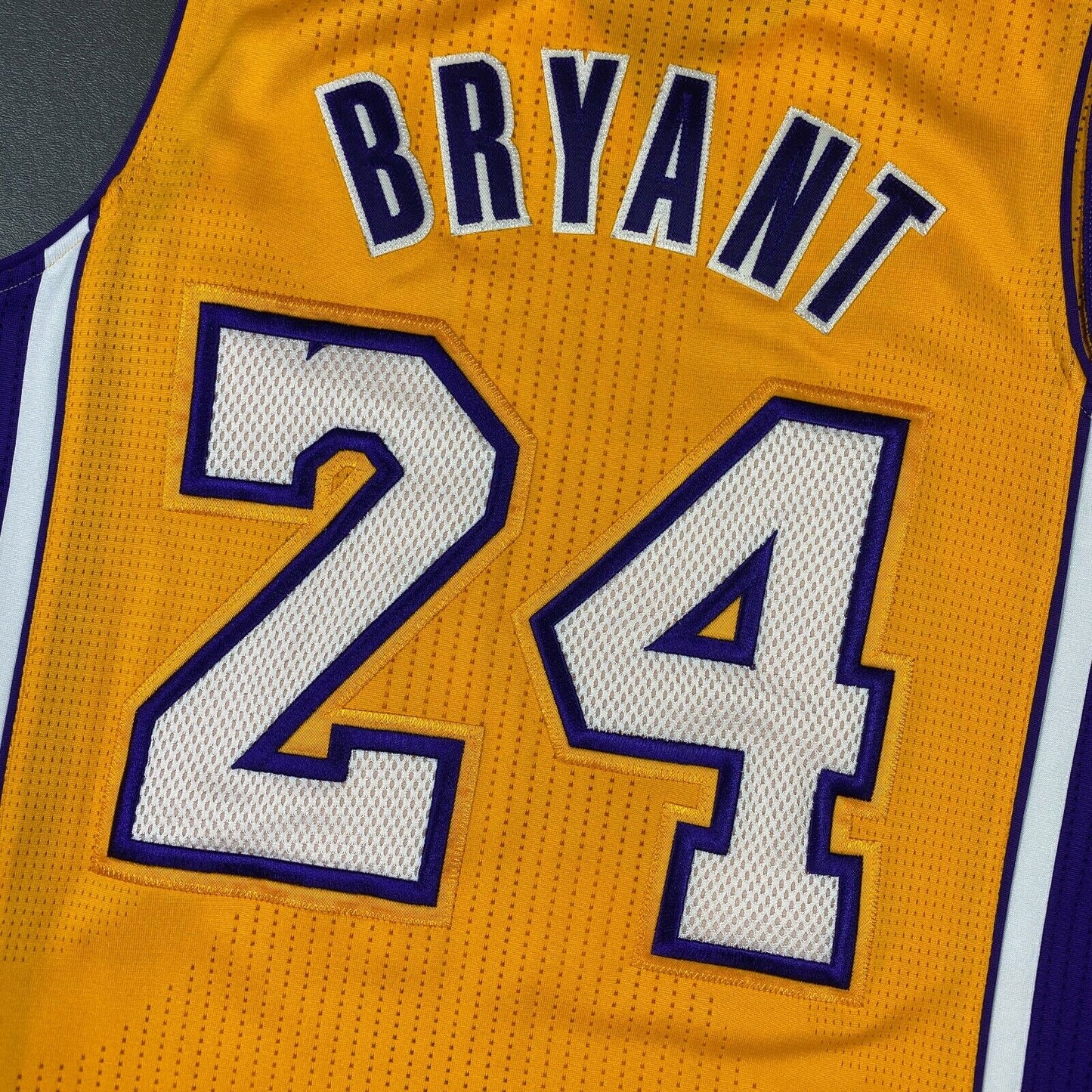 100% Authentic Kobe Bryant 2010 2011 Lakers Jersey Size M 40 Mens Pro Cut Mesh #