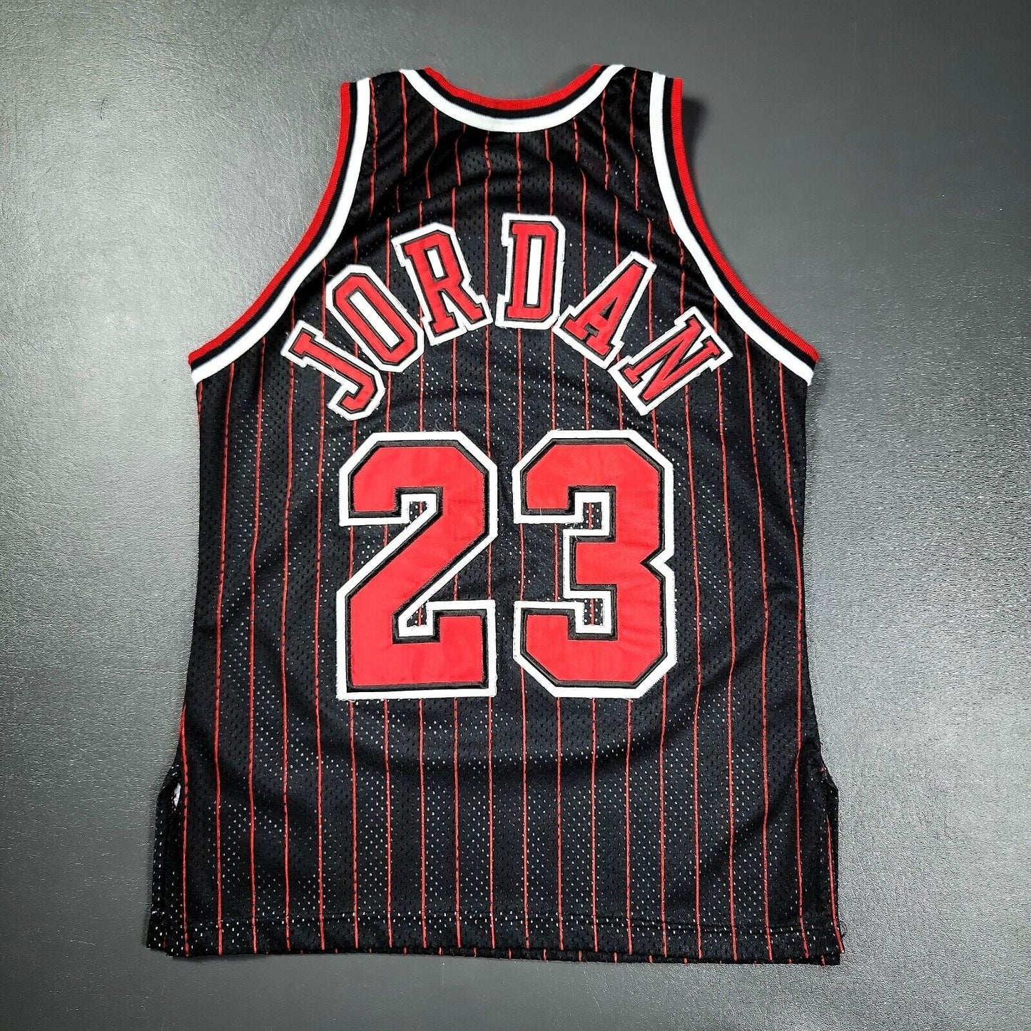 100% Authentic Michael Jordan Vintage Champion 95 96 Bulls Jersey Size 40 M Mens