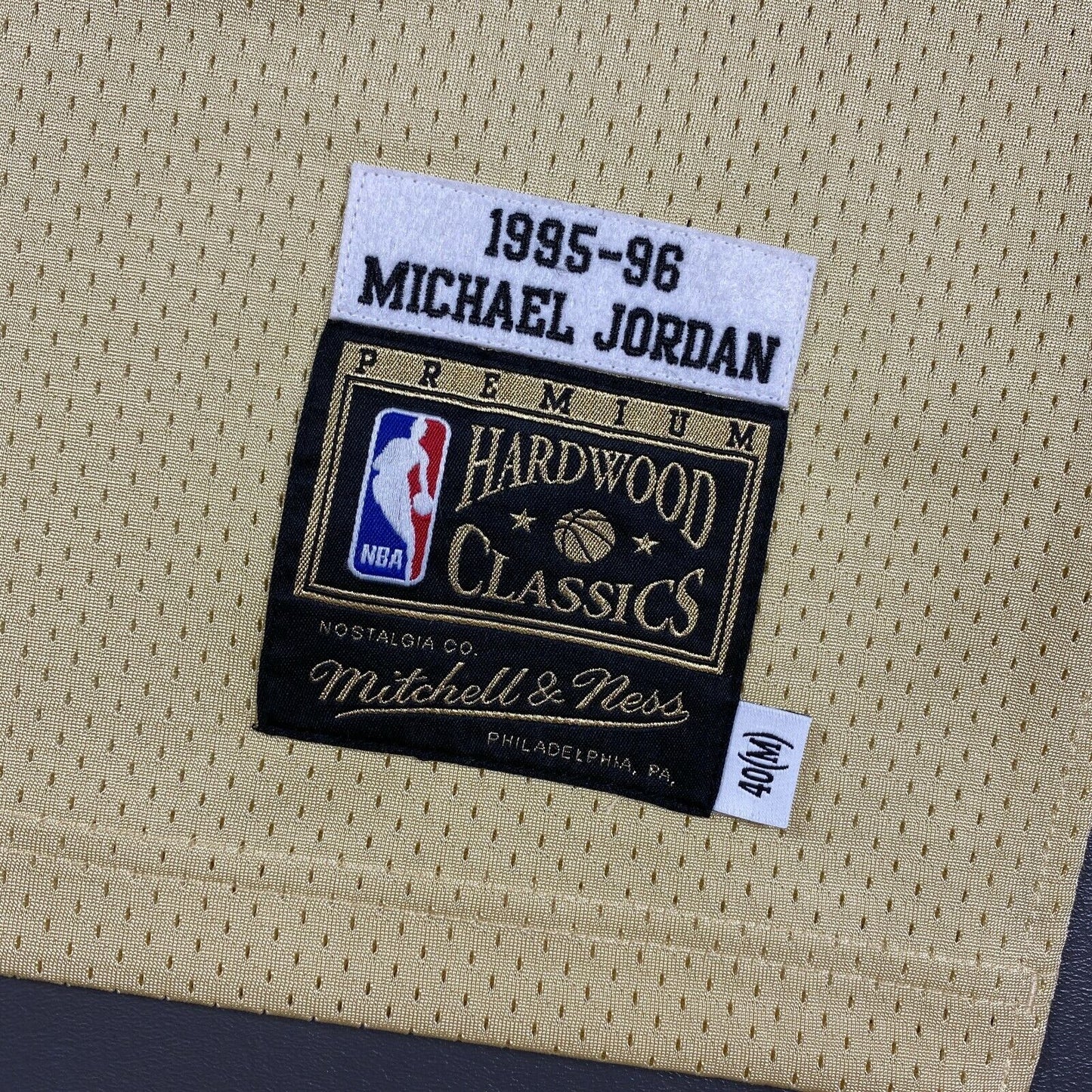 100% Authentic Michael Jordan Mitchell & Ness 95 96 Gold Bulls Jersey Size 40 M